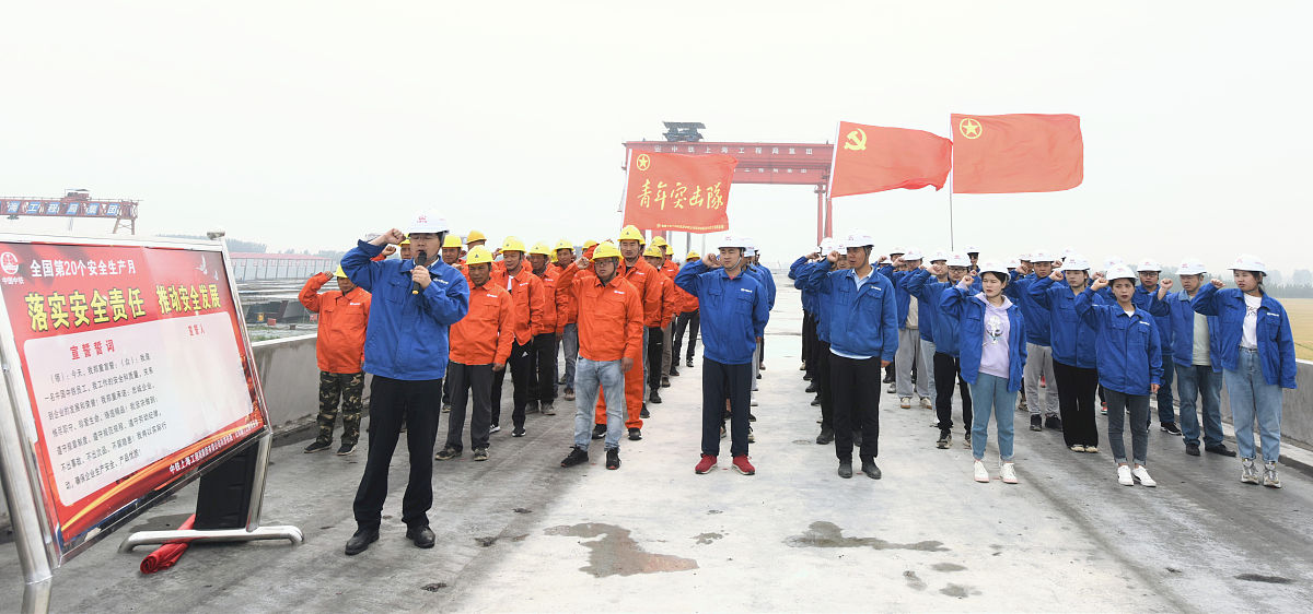 下面是一篇演讲稿请帮我修改完善一下并突出新时代四院青年品格：尊敬的各位领导、各位同事大家好！我是通号院信号所的马浩。感谢这次机会让我有机会在这里与大家分享我的心声。作为一名铁四院的青年员工我深深感受到了铁四院这个大家庭的凝聚力和力量。我相信这不仅仅是因为我们的专业能力更是因为我们身后有着铁四院这个品牌的支撑。铁四院七十年的历史铸就了我们的品牌和文化这也是我们不断取得业绩的根本。回顾铁四院的历史我们