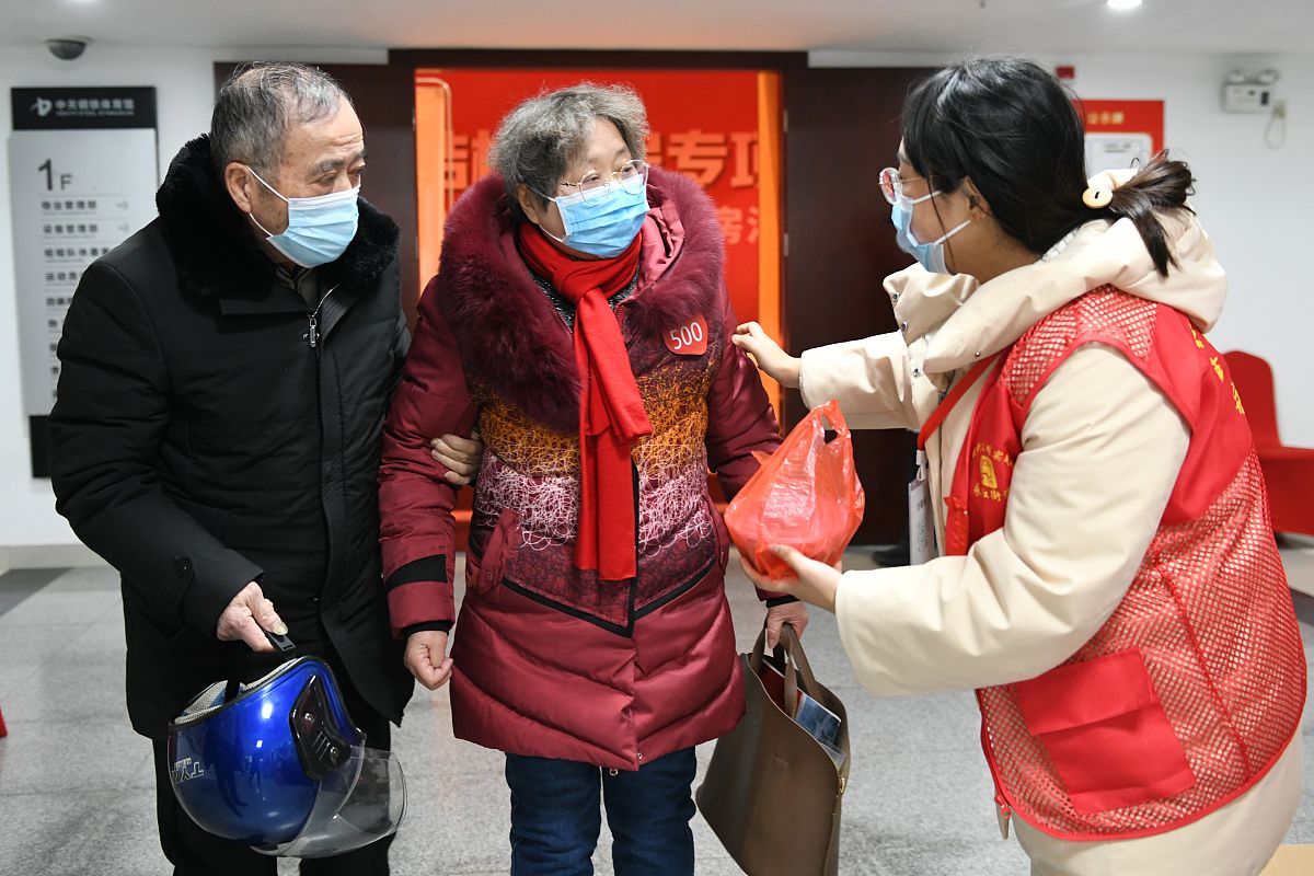 都市暖流：年轻人归还老人积蓄，温暖传递引爆网络！