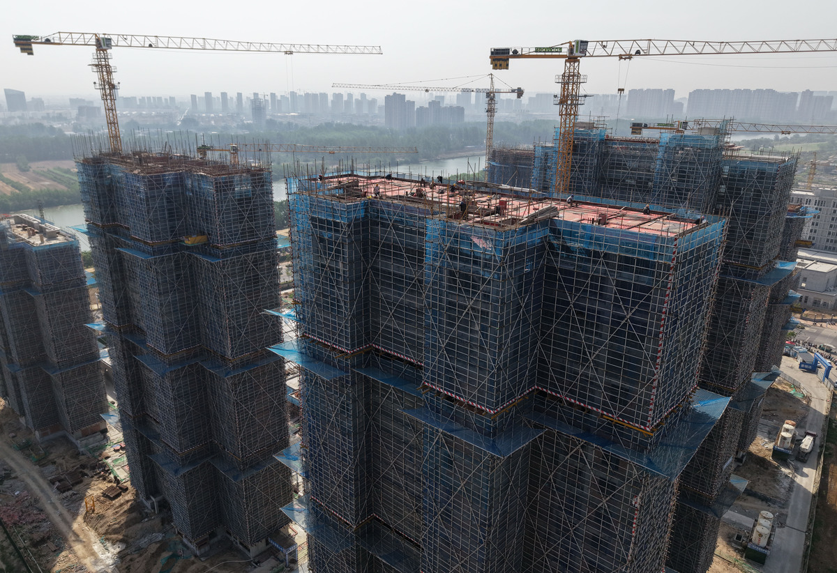 西安绿地二期房建项目施工现场安全防护堪忧