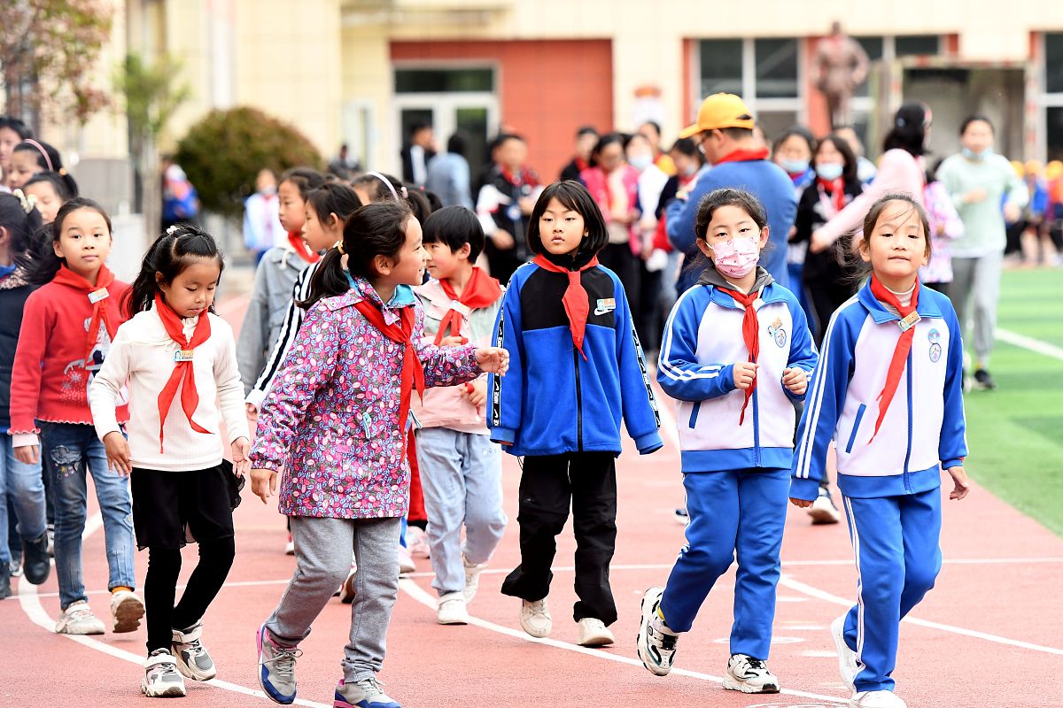 2021年5月11日,山东青岛一所小学正在操场玩耍的小学生.