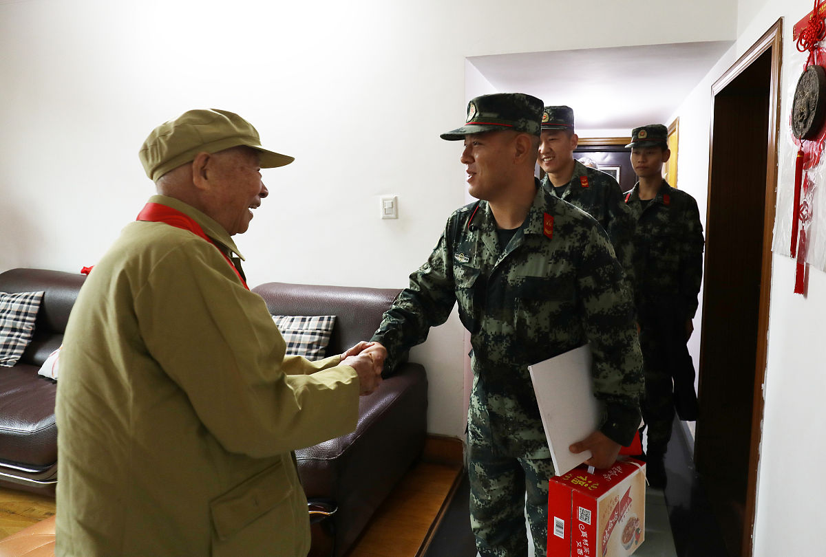 八一慰问退役军人活动纪实