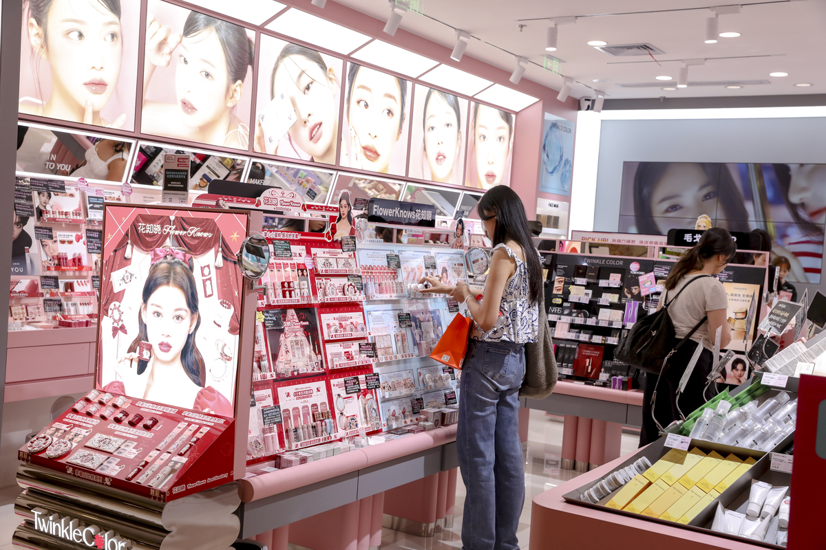 关于化妆品公司与偶像后援会合作进行商品贩卖的项目请简述对环境的一致反映