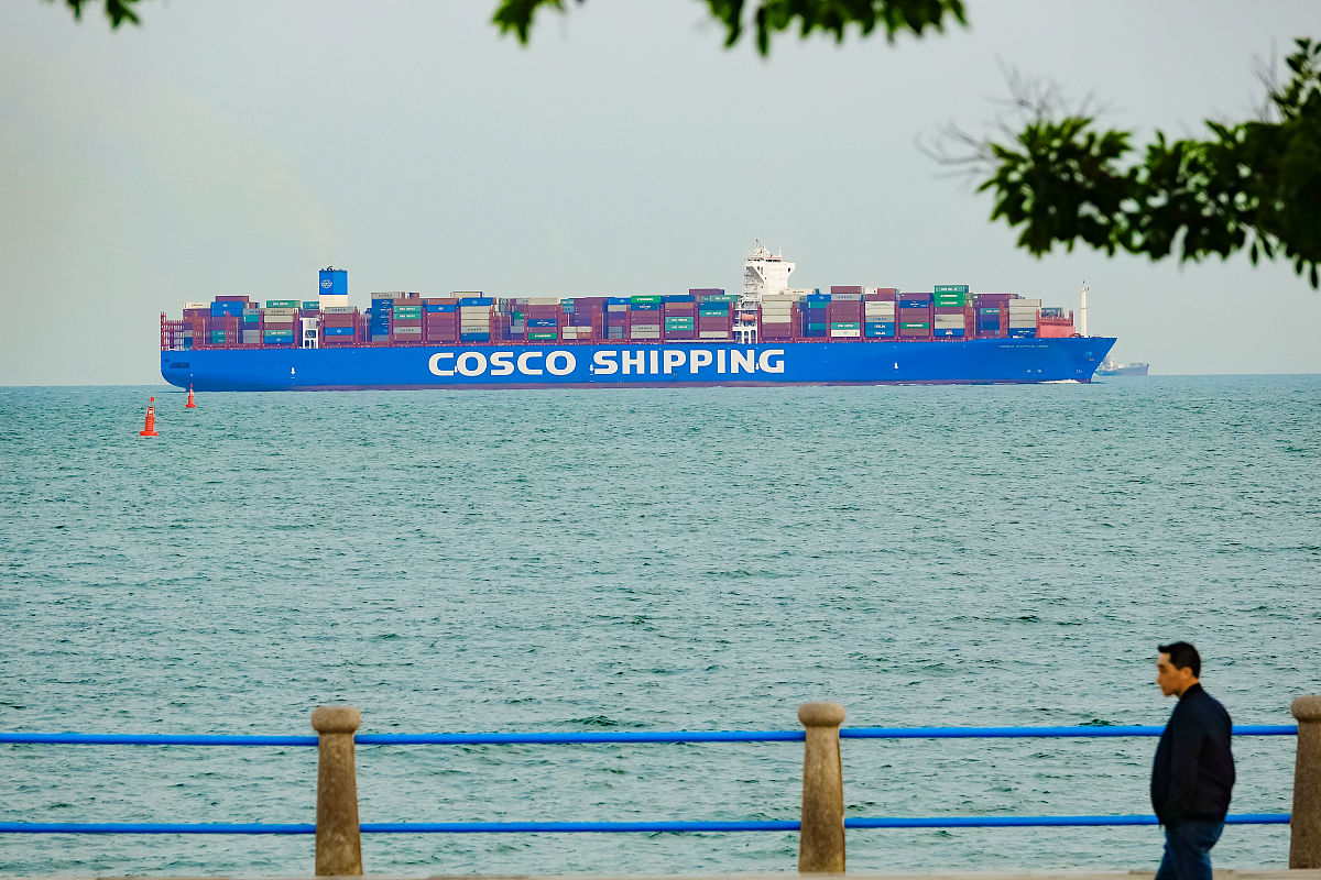 4月6日中国船舶集团有限公司与法国达飞海运集团签订合作协议金额达210多亿元人民币创下了中国造船业一次性签约集装箱船最大金额的新纪录。