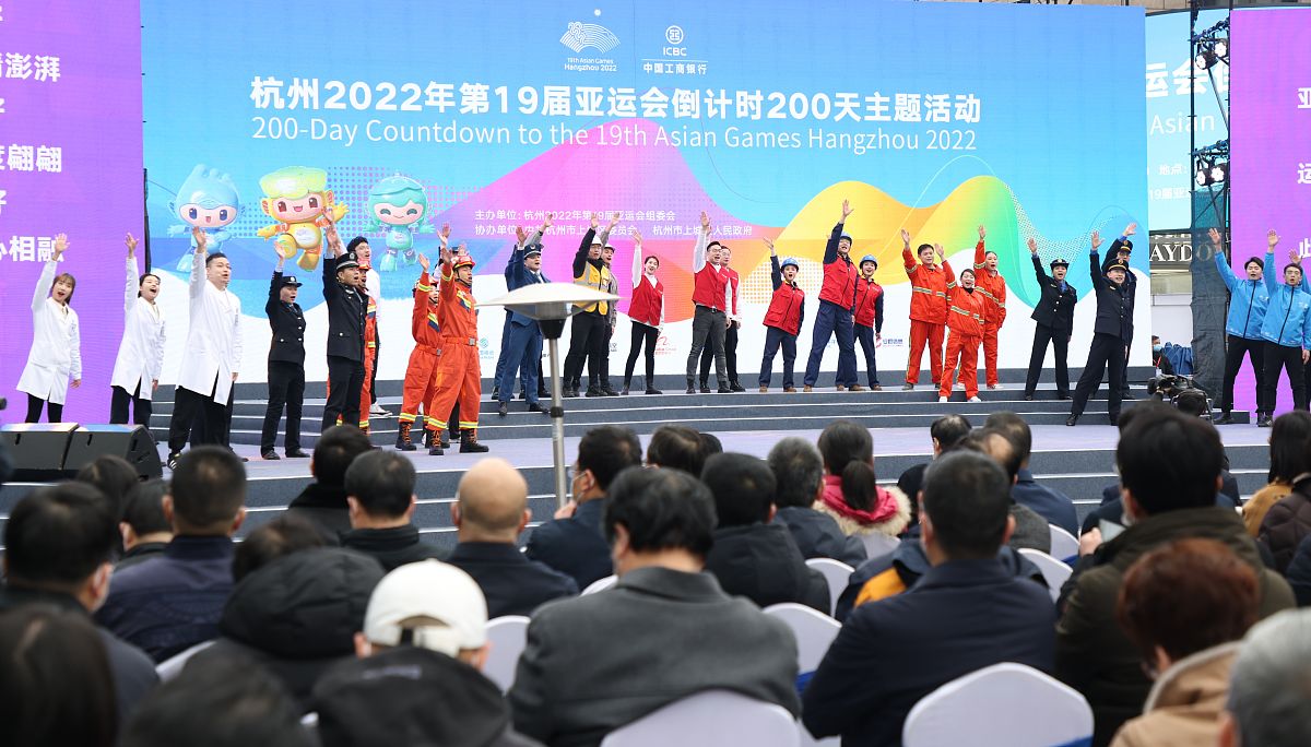 帮我写个发言就杭州市办亚运会从一个政协委员的角度提出一到几个建议要具体的点最好是比较不同的切入点