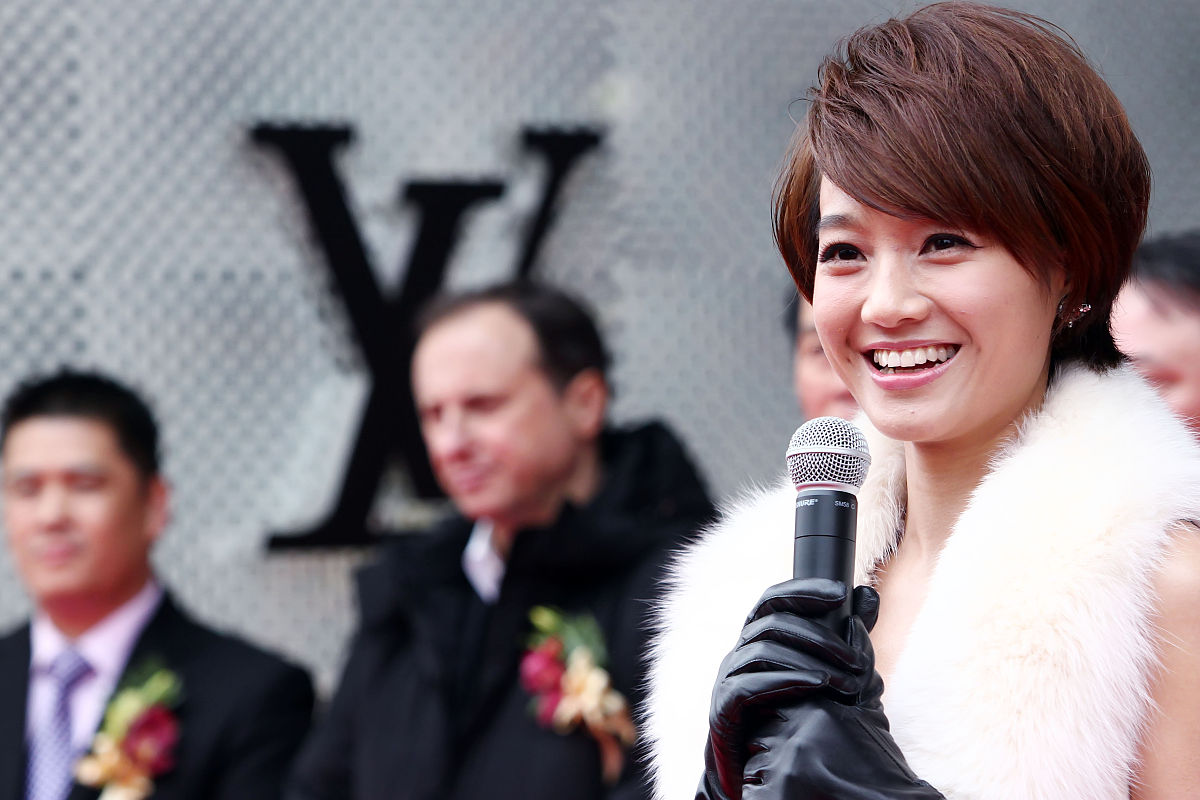 我现在有一款护肤精华用于祛痘。要求如下：针对大学生期末考试长痘的场景3天消痘控油从根源上抑制痘痘它跟其他类型的祛痘精华不同是全链路祛痘可以杀灭致痘菌早晚各涂抹一次一抹化水清爽请以上述词汇两两组合加上使用场景、情绪词、感叹词和你写出20条朋友圈文案