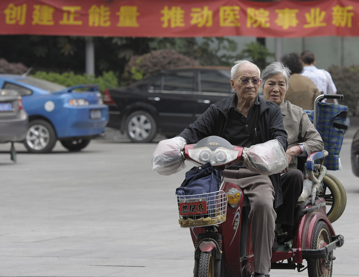 迷路少年遇暖心老人，善良的力量照亮前路