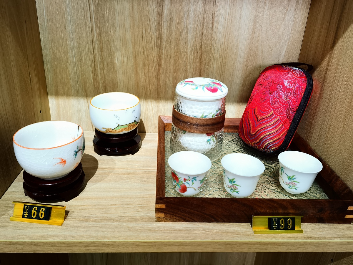 吴教授送给Profaris的礼物是一套旅行用的便携茶杯非常漂亮陶瓷是中国传统的礼物一般送给最好的朋友寓意永恒的友谊作为第三方如何用英文面对面给Profaris介绍礼物