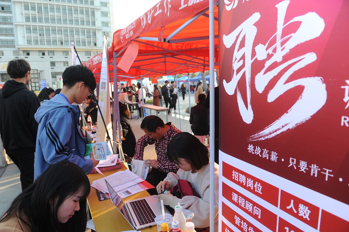 探索校园社团，丰富你的大学生活 - 院团委直属公众号运营团队