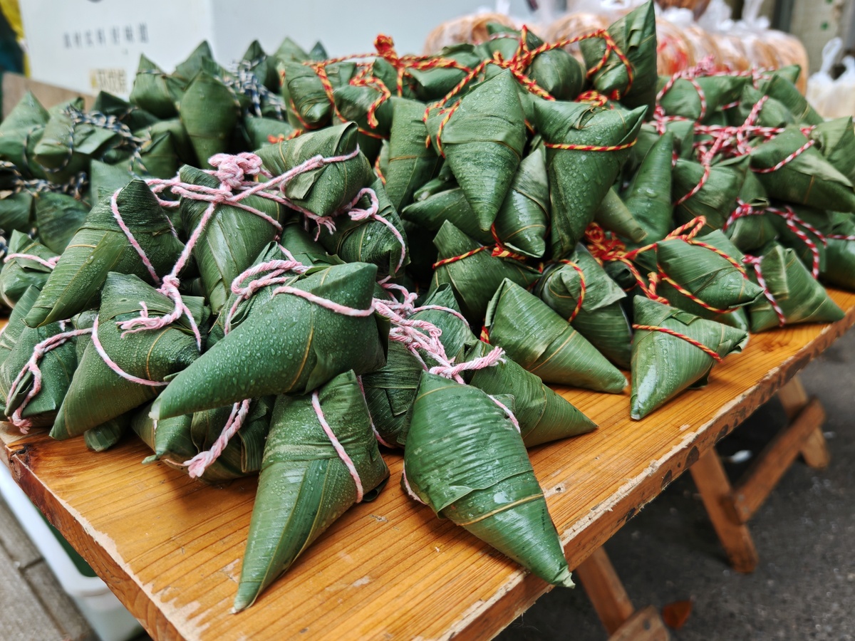 绣一幅汉绣作品是一段颇浪漫的旅程它源于日常来自生活针线在布料上精妙的组合描绘出绣品的生命描一个图形层层叠加用丝线雕刻出肌理一针一线短、齐、平、顺丰富的色彩蕴含了我们对美的领悟一招一式一张一弛循环往复绣一幅作品如一次修行牵扯出人和绣品之间的勾连绣一幅作品也如一场倾诉道不尽手艺人的情感汉绣有多种载体一如人有不同生活而从初心出发最终绣品如何全由手艺人说了算这是一种自由也是一种表达飞鸟神兽浓墨重彩是绣品的