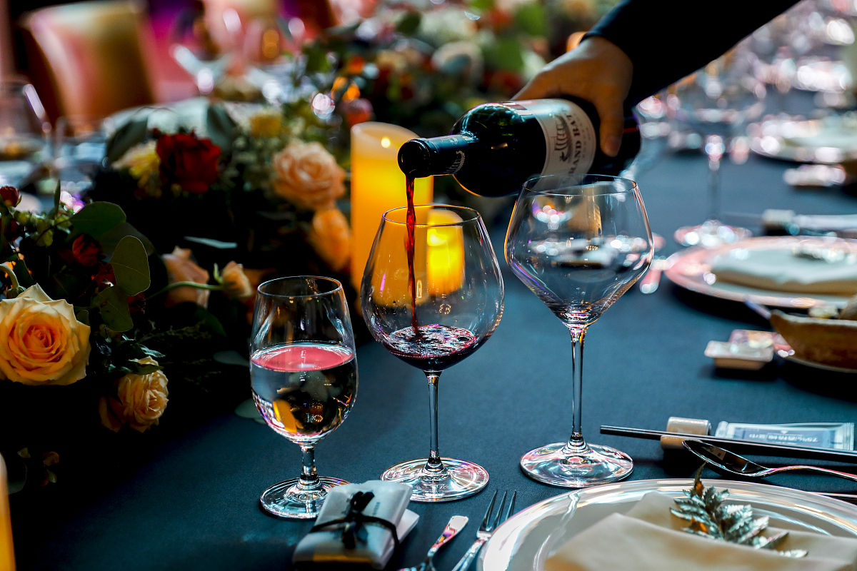 以 红酒如同一道美食。它的口感醇厚而细腻它的余味持久而柔和。每一口都是对味蕾的享受。这一瓶让你感受到舌尖上的美味。为标题的短视频文案 不少于150字