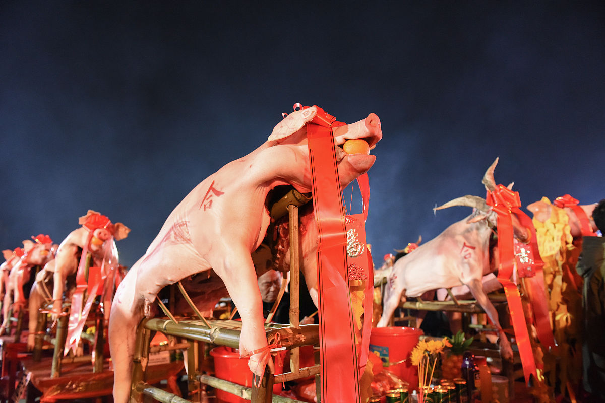 河南雨后女子拜天引热议，网友：是虔诚还是戏精？