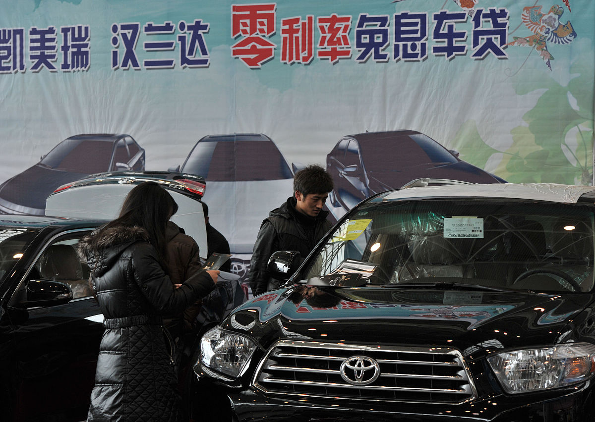 帮我写一个10000字的银行建立武汉汽车金融中心的分析文章