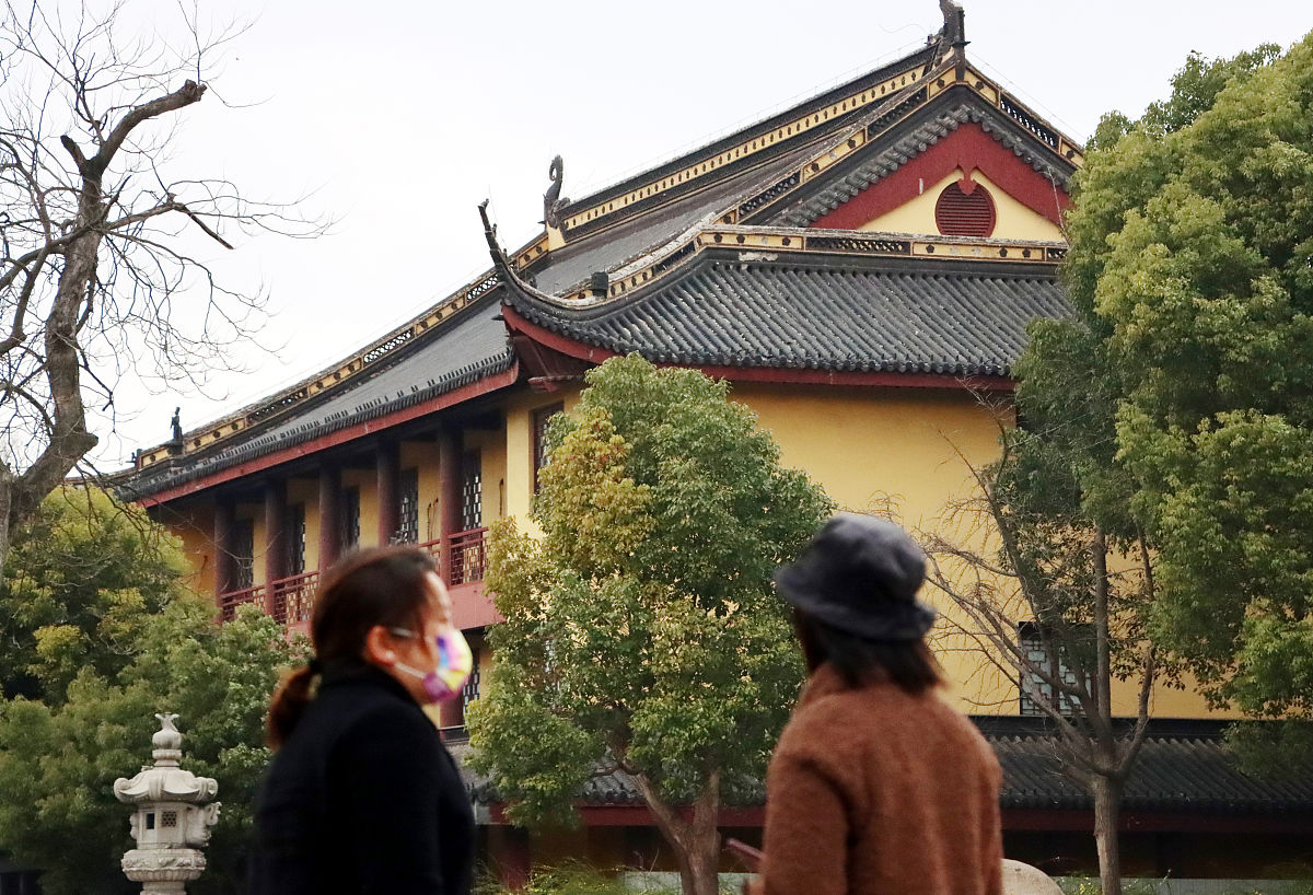 2021年3月6日,江苏常州,女性游客在天宁禅寺参观旅游.