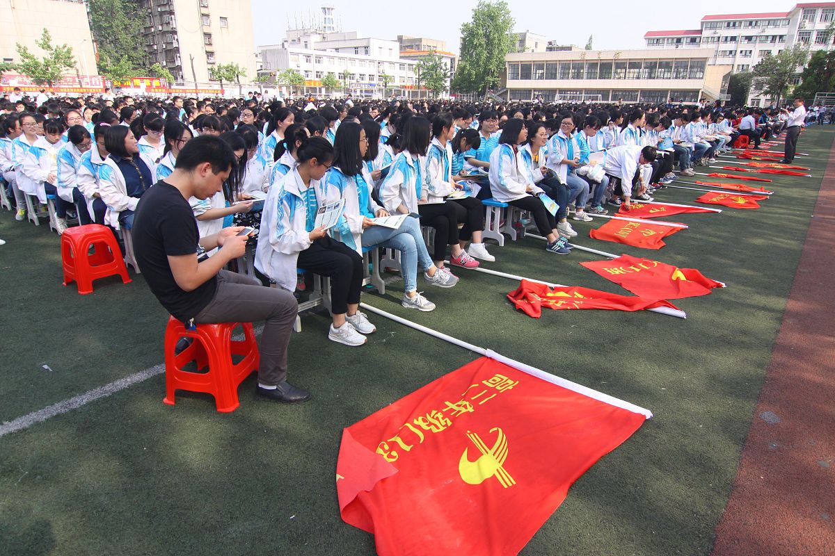 2016年4月13日,湖北省襄阳市,万名师生聆听励志演讲.