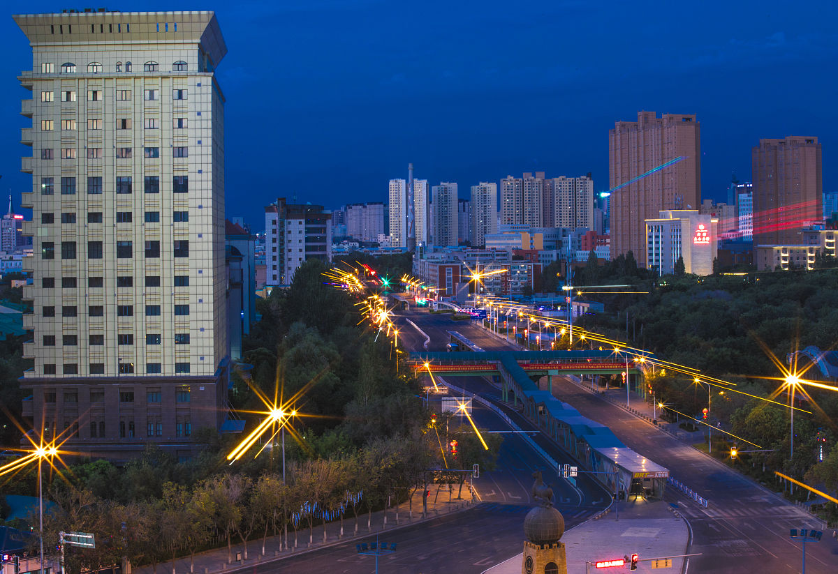 2020年7月29日,疫情期间,乌鲁木齐街道空旷行人车辆稀少.