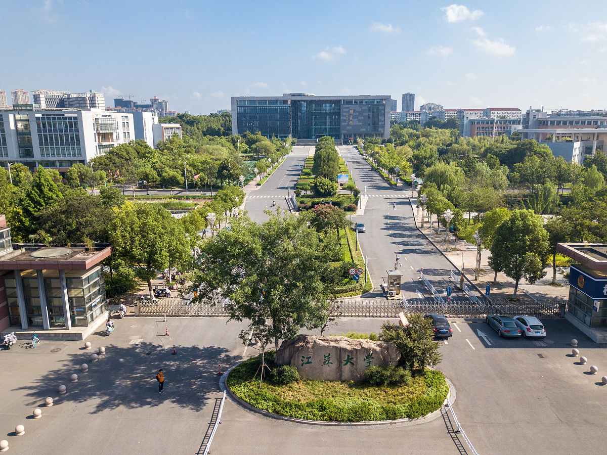 本设计定位区位的目标地点是南通理工学院海安校区南北两侧宿舍楼中间一片方形空地西面是女生宿舍入口。在充分地分析场地周边环境的基础上尊重场地现状保留优质的现状绿化、部分区域进行绿化景观提升。