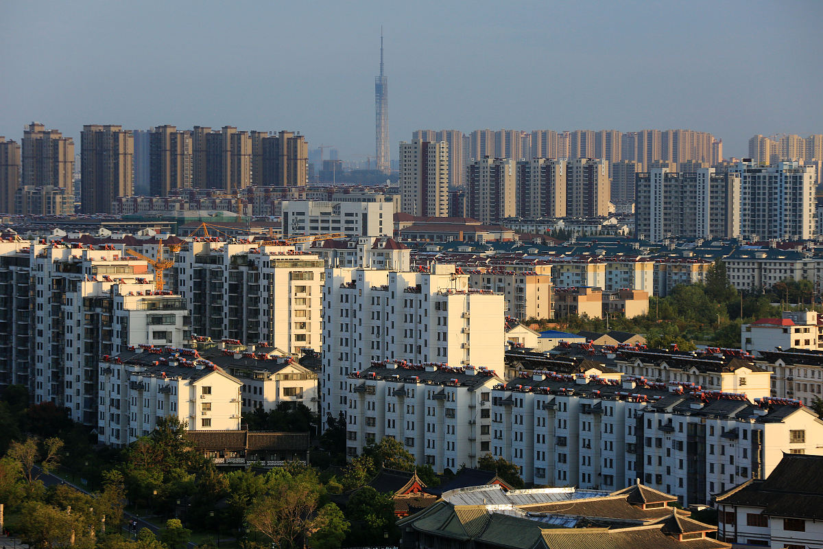 2019年9月21日,江苏省淮安市大运河畔正在建设的房地产住宅楼盘.