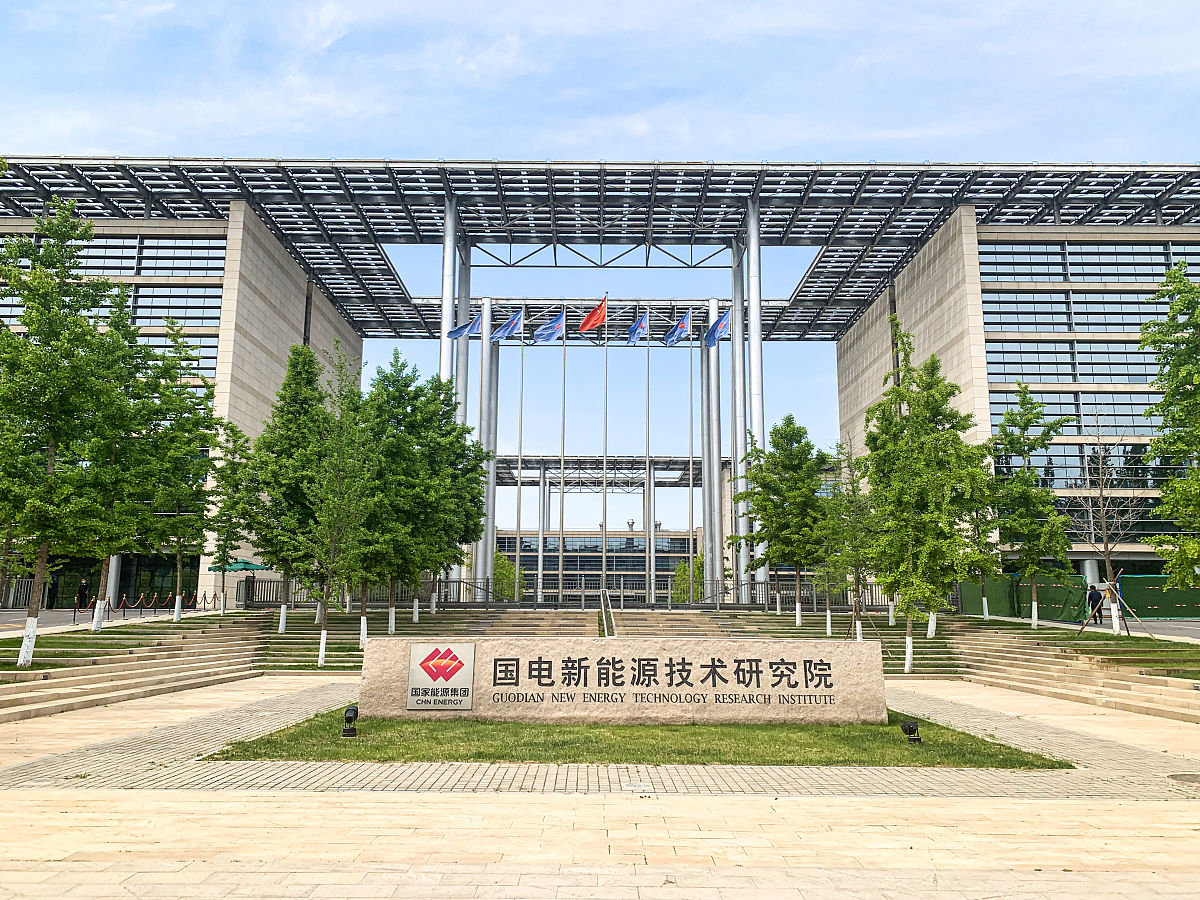 1、他们是王总邀请来的分别是中国科学院生态环境研究中心赵旭研究员、河北科技大学环境科学与工程学院 刘春院长、安绍华老师。2、咱们与中国科学院生态环境研究中心、河北科技大学合作河北省重大科技成果转化专项项目项目名称：电化学-UV-臭氧协同绿色氧化处理难降解有机废水技术示范 。咱们是项目的承担单位他们是合作单位。3、他们参观公司可进一步熟悉产品的生产工艺、产品的性能及产品应用行业等。 4、项目