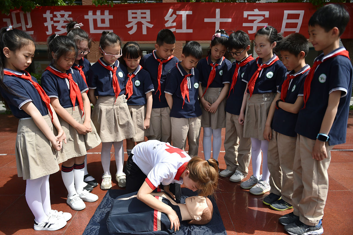 2021年5月8日,世界红十字日,南京市光华东街小学开展"急救知识进校园"