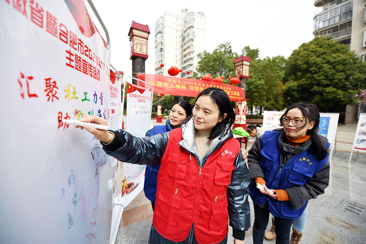 纾民困 暖民心 顺民意 聚民智 察民情 惠民生 听民声 代民言 解民忧 要求：写出类似的短语5个