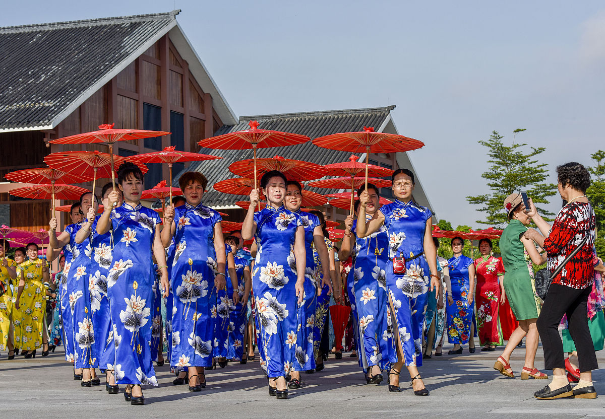 以一条建筑风格为民国风的步行商业街为背景创作一个沉浸式换装跑团式详细剧本突出线性跑团可加入手机AR元素步行街内有超大BB机和大哥大等雕塑可以借用还有一段残破建筑街道要求剧本中不要出现谋杀、阴谋之类的字眼剧情积极向上要注重趣味性和对年轻人的吸引力整体时长在两小时以内