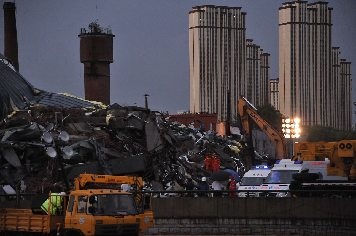 齐齐哈尔体育馆坍塌事故：10人遇难，1人被困，引发安全担忧