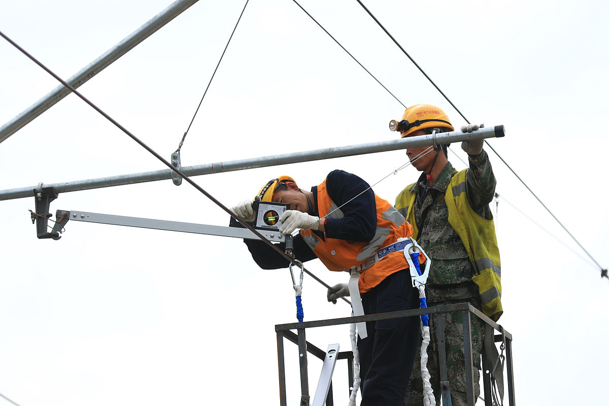 帮我写几条施工过程中的管控手段比如三检制度、首件验收等