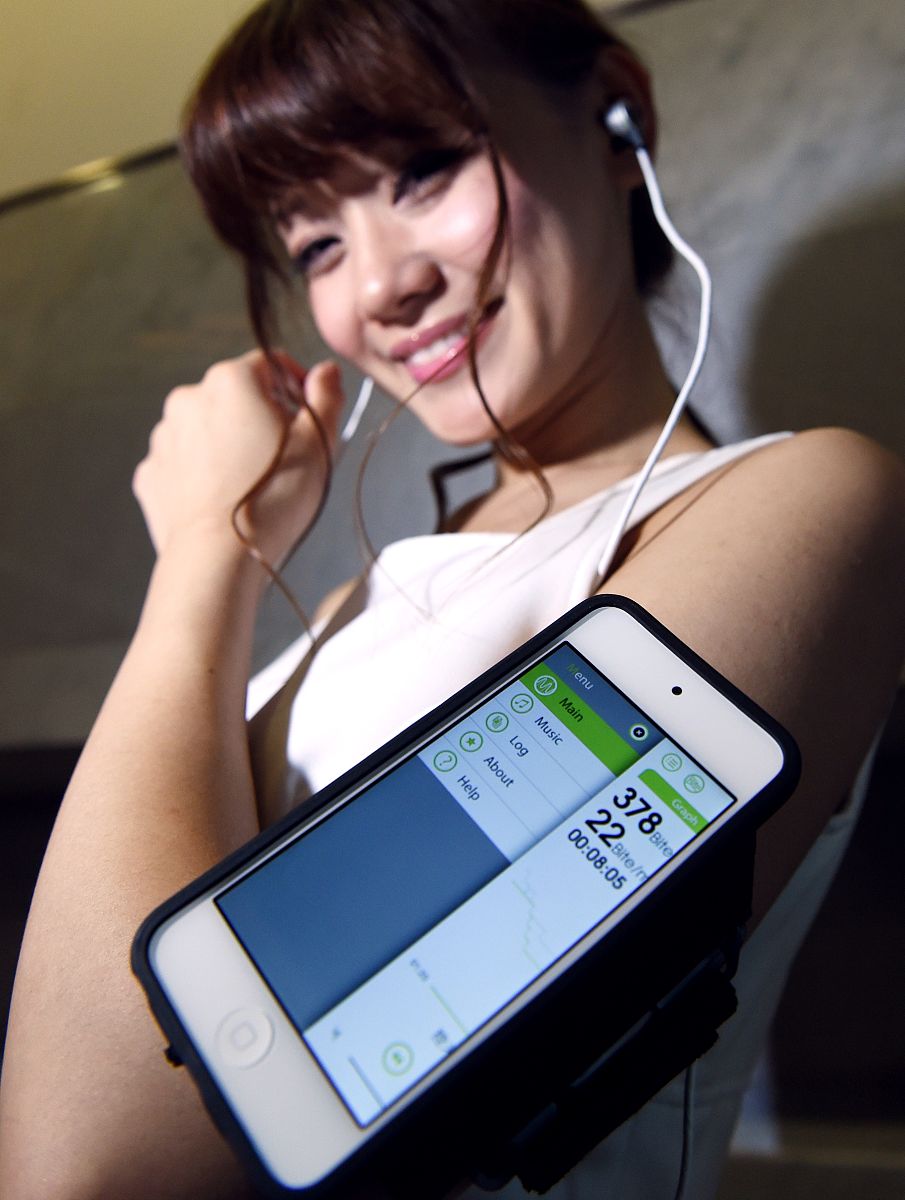 当地时间2014年10月21日,日本东京,乐天公司发布"rhythmi-kamu"新型耳