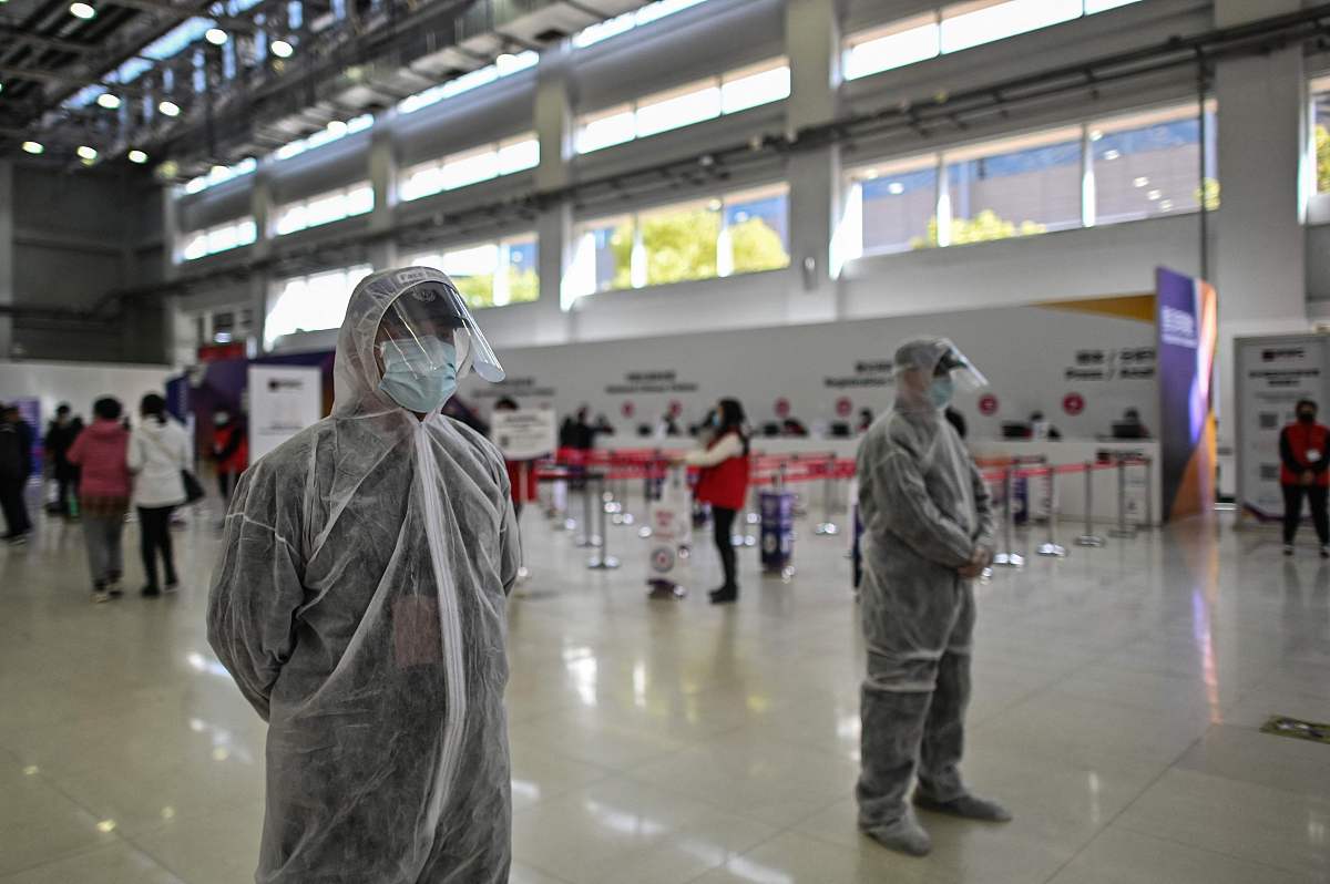 继续探索废弃城堡：推开腐朽铁门，迎接未知挑战