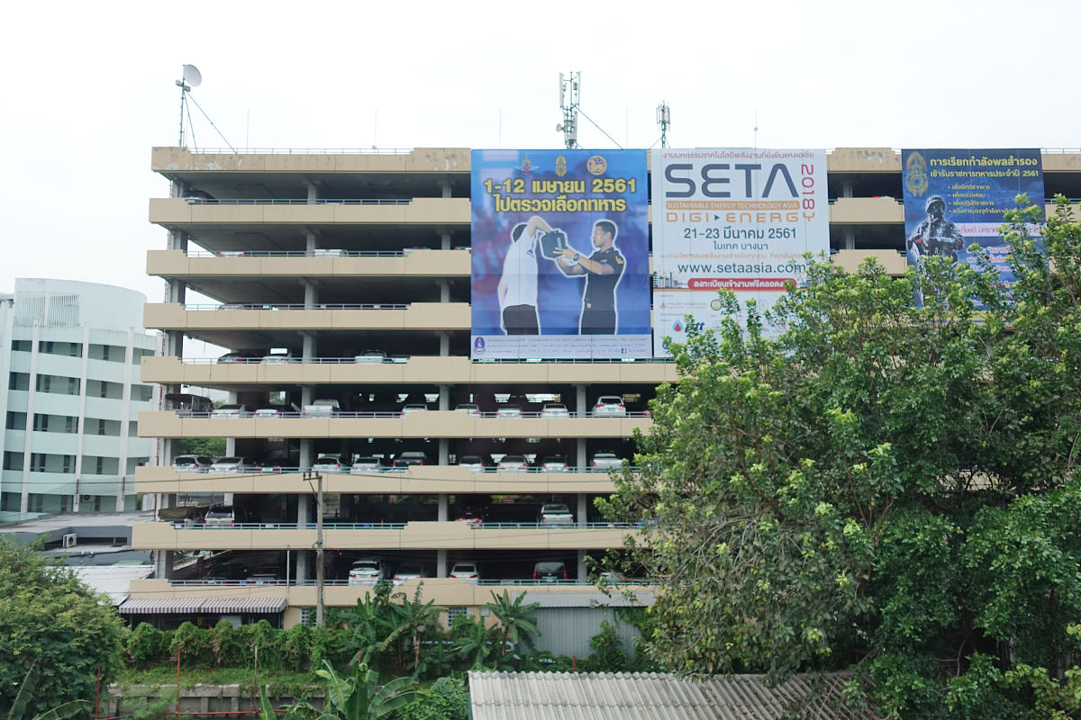 写一篇面对资金筹措难、手续办理难、征地拆迁难、建设管理难等一系列困难和问题如何推进城市基础设施建设的文章。近年来城市基础设施建设一直是各地政府积极推进的重要工作。然而在实际操作中却面临着资金筹措难、手续办理难、征地拆迁难、建设管理难等一系列困难和问题。如何克服这些困难推进城市基础设施建设呢？首先解决资金筹措难。城市基础设施建设需要大量的资金投入而政府财政资源有限无法全部承担。因此可以通过多元化的资