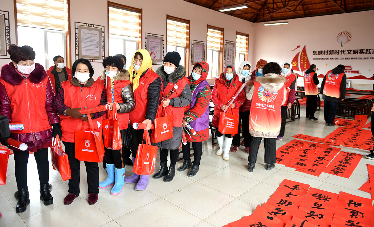 2021年2月5日,山东威海,荣成文艺志愿者在荣成石岛管理区宁津街道东墩