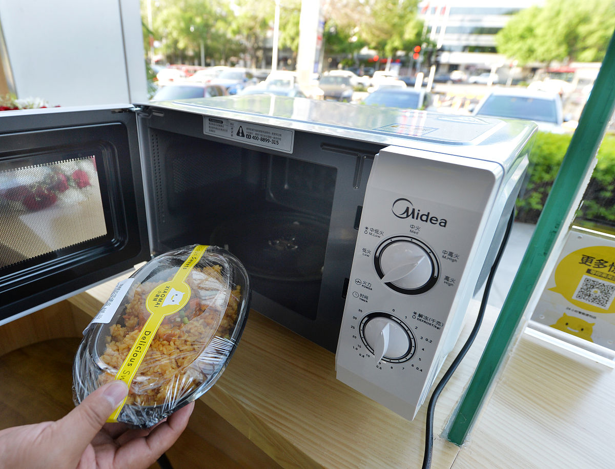 使用微波炉重新加热熟的炸鸡腿需要怎么操作