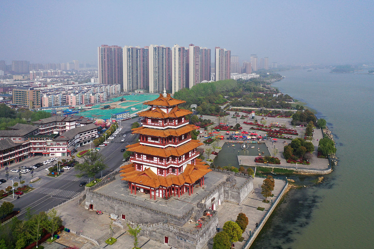 2019年4月7日,江苏省宿迁市,无人机拍摄的运河上的泗阳大桥和泗水阁塔