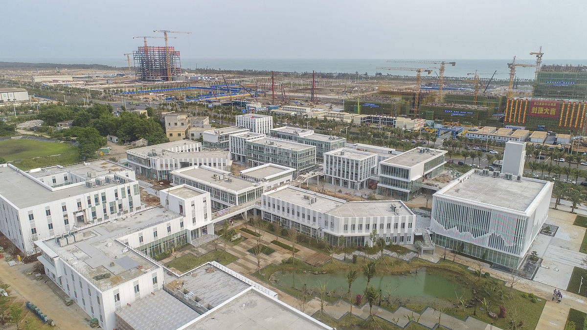 采用EPC模式亦是政府投资村镇建设项目业主的客观需求。请写2000字论述