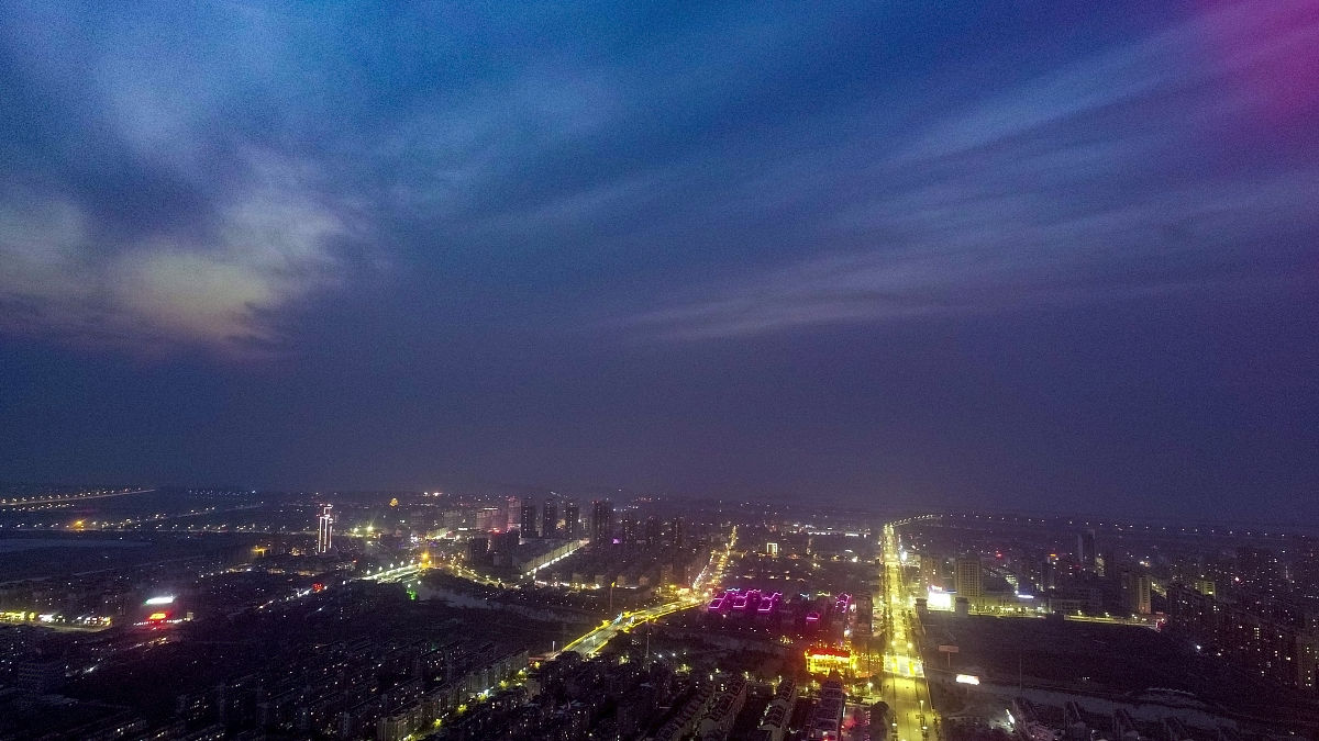 2019年2月23日,航拍江苏淮安洪泽湖畔洪泽区城市夜景,交通纵横,夜色斑