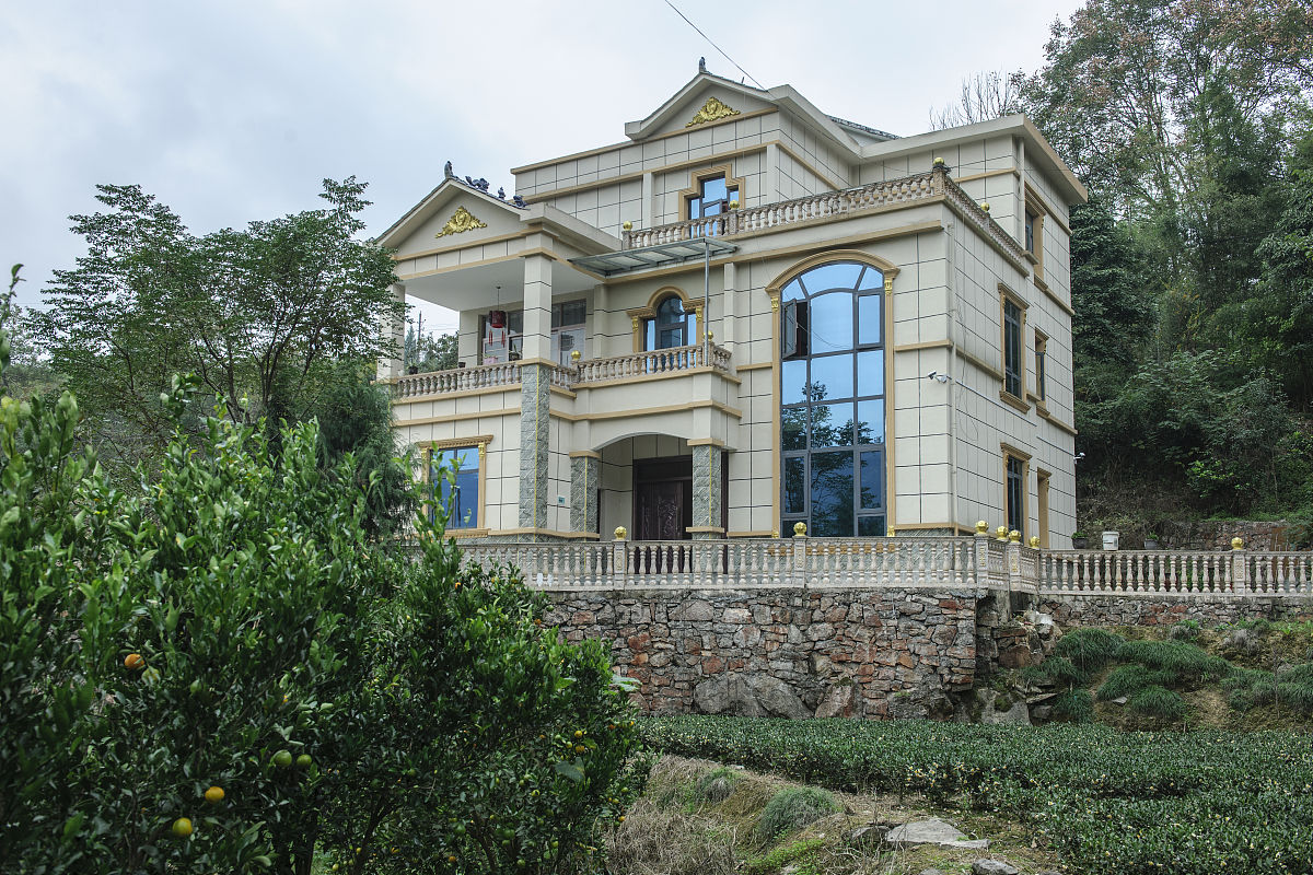 请用一下数据写出三层欧式别墅施工步骤别墅数据如下：设计目的是为南通理工学院专家楼大别墅空间进行重新设计满足学习交流住宿等要求地点位于南通理工学院海安校区专家楼占地约600平地势平坦与旁边桂树和对面池塘融合一体具有美观和实用性设计遵循和校园建筑相融合采用了与南通理工学院统一的建筑风格设计原则兼具美观性和实用性与周围环境相融合除了欧式我还尝试过许多的的设计方案比如中式或者新中式北欧等但是过于突兀还是选