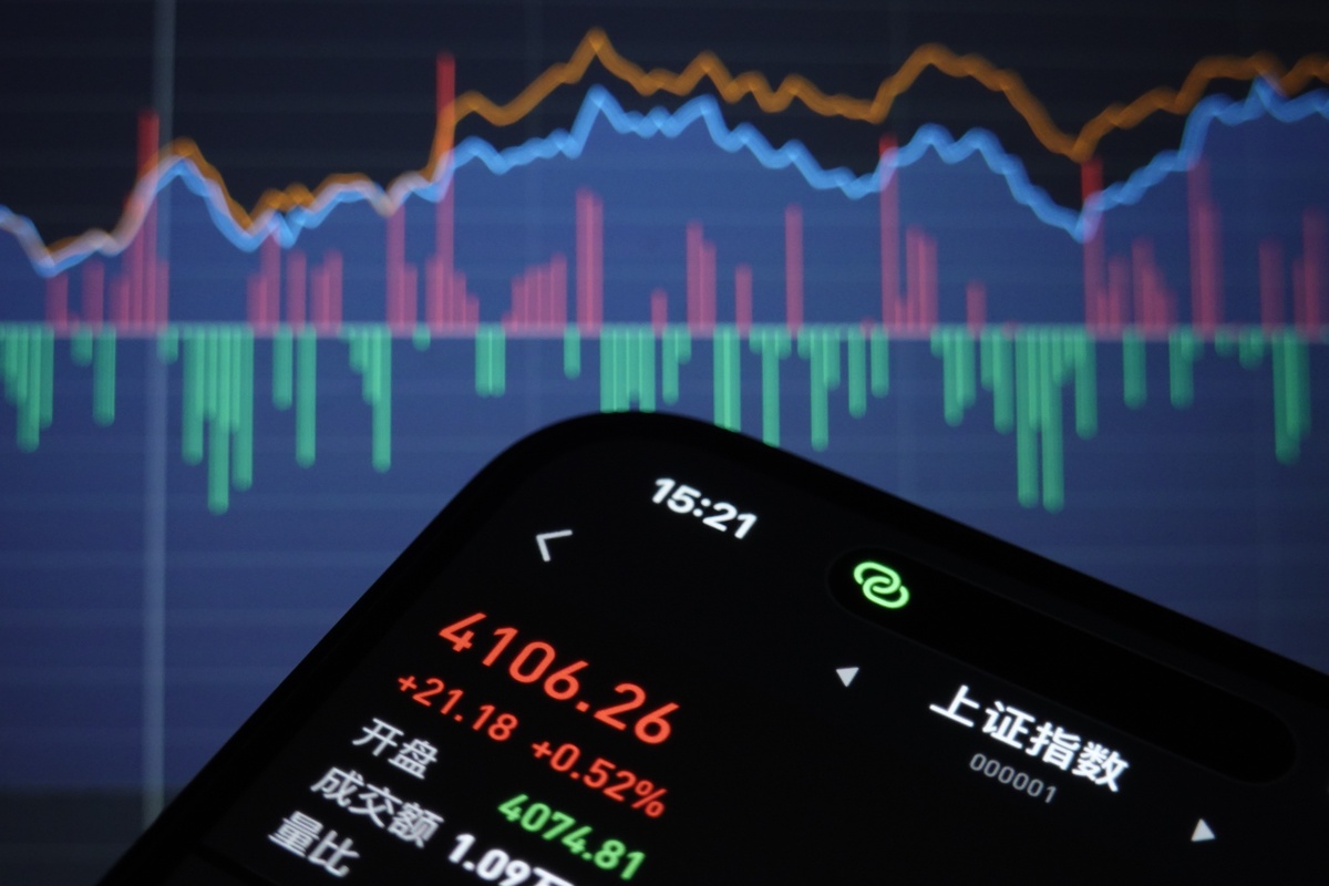 2026年4月22日,江苏省海安市,股民查看当日a股收盘