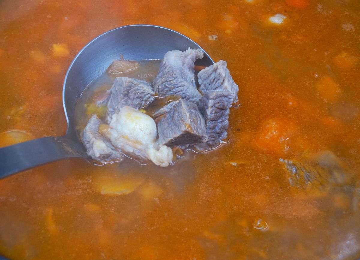 你好用多高的温度多久的时间才可以煮烂牛肉的筋煮烂牛肉的筋需要一定的时间和温度。一般来说使用慢炖锅或高压锅可以更轻松地达到这个效果。在慢炖锅中建议将牛肉和配料放入锅中加入适量水或汤汁然后将温度设定为低温炖煮6-8小时。在高压锅中将牛肉和配料放入锅中加入适量水或汤汁然后将温度设定为高温煮45-60分钟左右即可。注意煮烂牛肉的筋需要时间并且不同的牛肉部位需要不同的时间来炖煮。最好根据具体情况进行调整。如