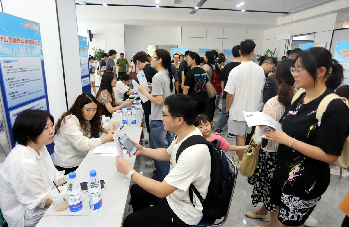 写一个邀请企业参加大学组织的双选会邀请函