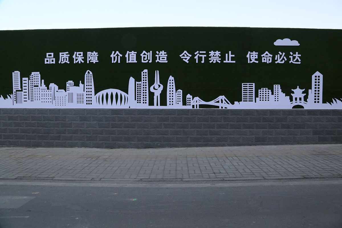 请对论文《建筑工程施工安全管理问题分析与对策研究——以MX小学施工项目为例》的小节内容 3XC小学项目施工安全管理存在的问题 34 施工材料存放和管理不规范进行内容写作保证其内容合理性不要乱写：