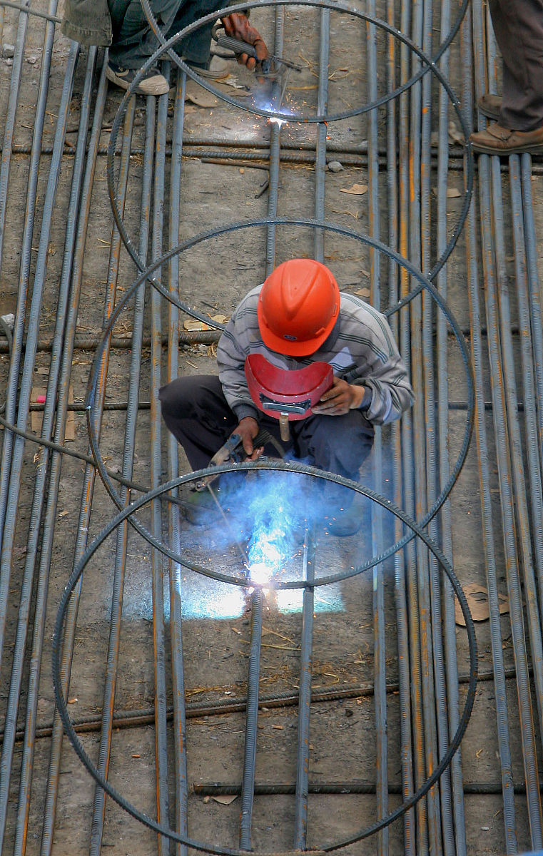 请对论文的4 以拱极东路项目为例的混凝土冬季施工质量保证实践 42 所采取的质量保证措施进行写作 尽可能增加数据表格保证其内容合理性不要乱写：