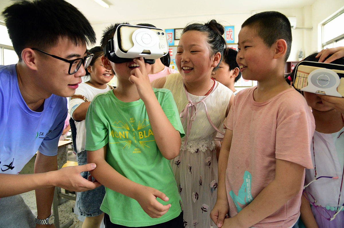 结合以下这段话的内容将段落改写成科技与艺术融合下留守儿童性侵害预防的创新设计移动端互动游戏设计、情景式虚拟现实教育游戏设计、电子绘本设计的1000字论文总之信息交互与媒介感知的教学让学生在具备信息构架和信息视觉化设计能力的同时增强信息交互的场景与信息媒介的更迭产生的感知体验将用户体验从物理场景向数字化场景延伸探讨视觉文化在艺术与科技融合语境下的新内涵。信息图形属于图像化的视觉信息通常情况下通过视觉