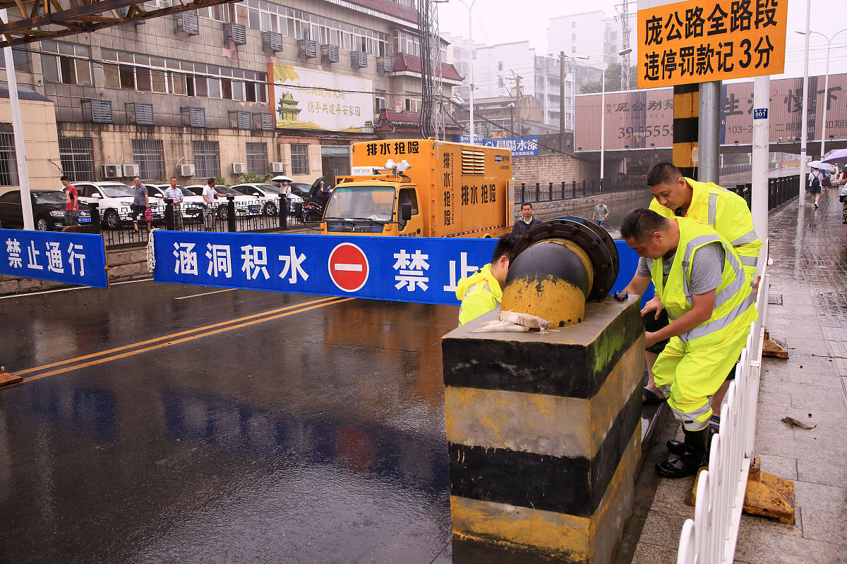 写一篇题目为《基于脆弱性的城市轨道交通防汛影响分析》的研究生论文