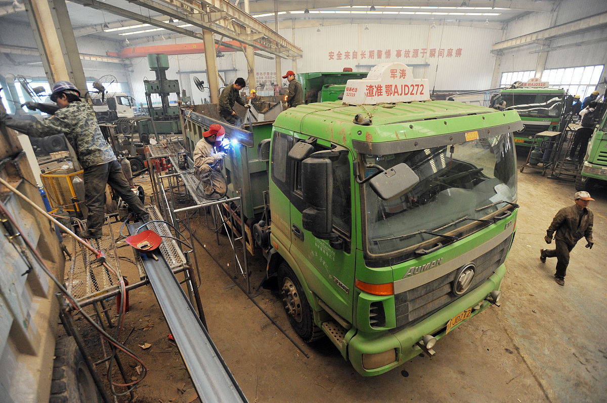 根据论文内容给出中文参考文献论文的题目是铁道客车发展方向内容如下引言A背景介绍B研究目的和意义C论文结构安排II铁道客车发展历程与现状A铁道客车发展历程回顾B铁道客车现状概述III铁道客车发展方向分析A经济性方向1新材料应用2轻量化设计3智能化装备4其他相关策略B环保性方向1减排降耗技术2绿色材料应用3智能化节能控制系统4其他相关策略C安全性方向1安全设施完善与升级2安全管理体系建设3智能化安全监