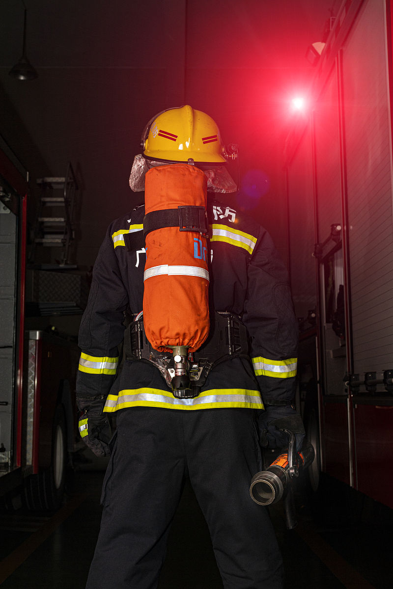 消防员灭火后收到礼物，队友羡慕哭了！