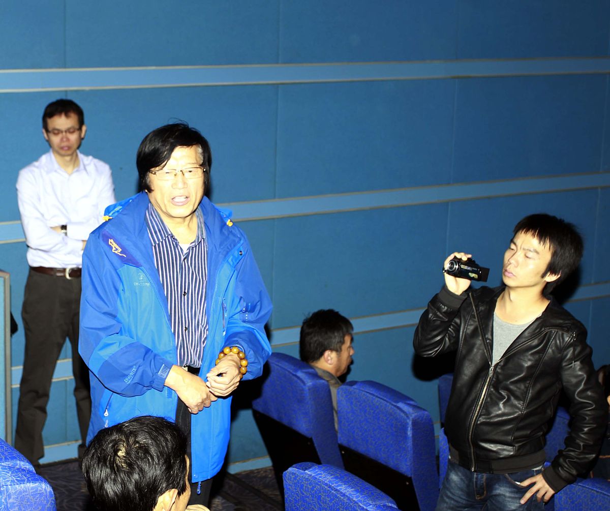 焦波的纪录片《出山记》观后论文不少于1000字。