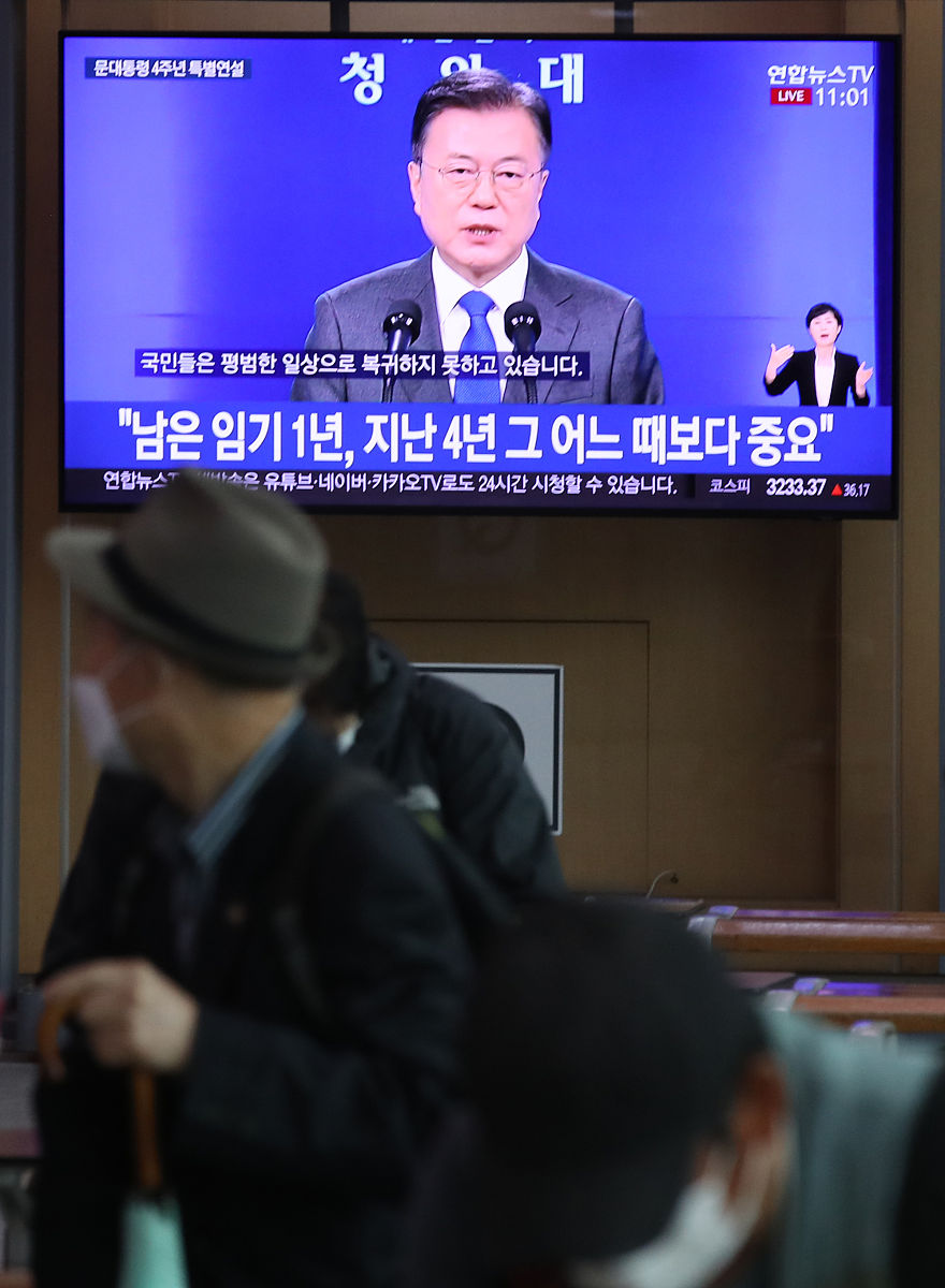 当地时间2021年5月10日,韩国首尔,市民关注韩国总统