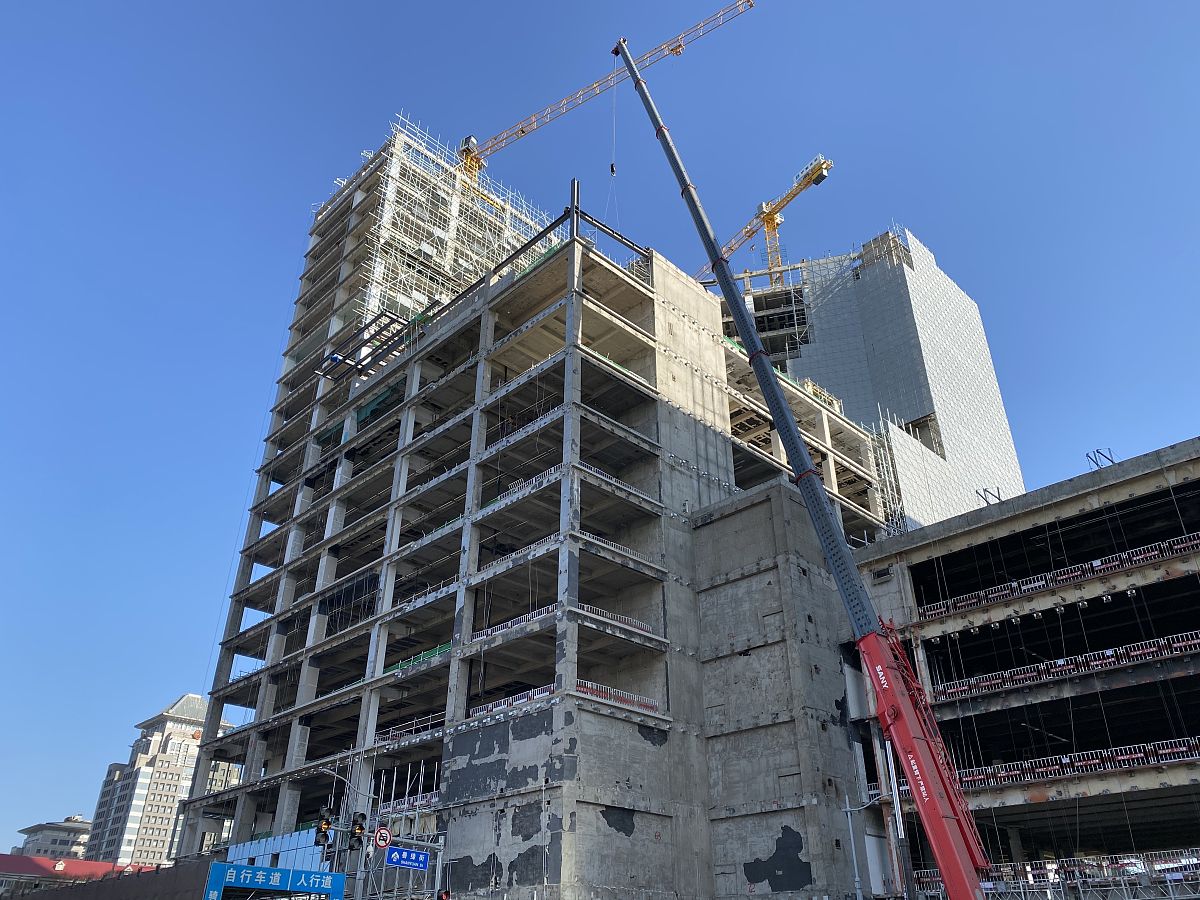 我是一名测绘工程专业的本科生请帮我生成一篇关于高层沉降观测方向的论文并翻译为中文