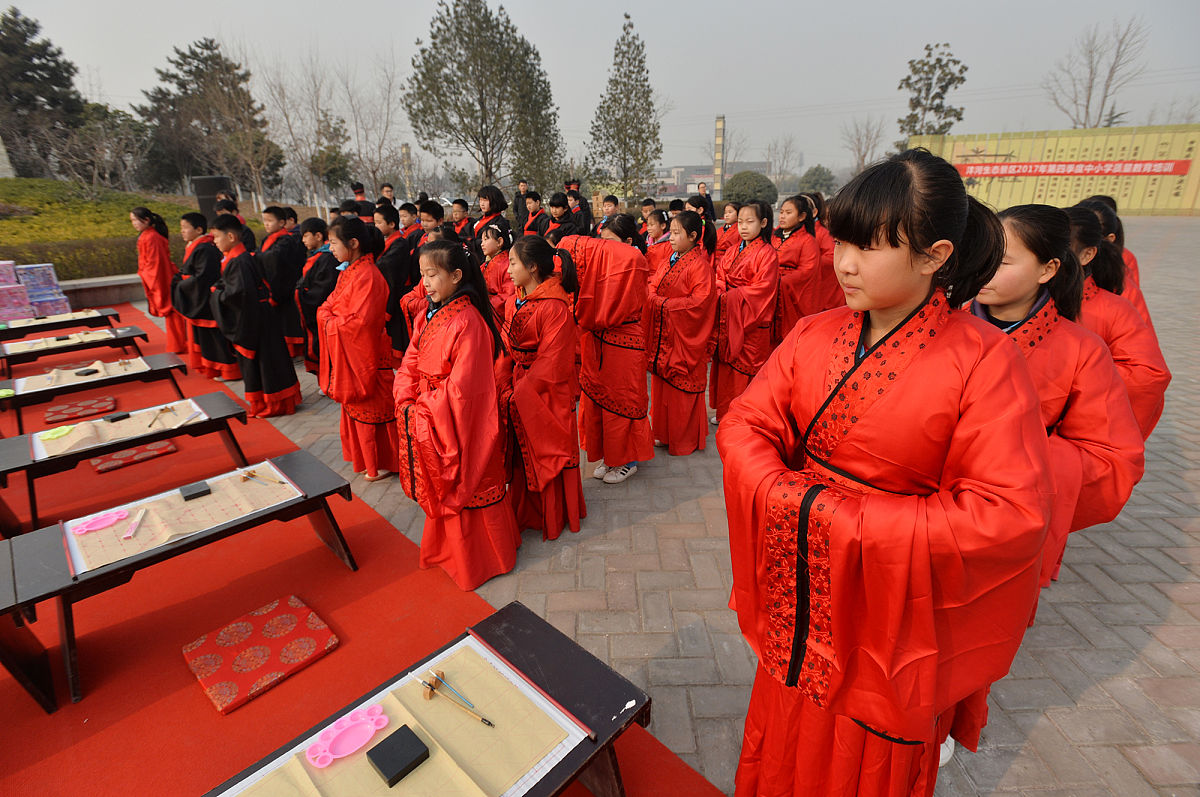 中西方礼仪文化差异：从语言到服饰，5个关键对比