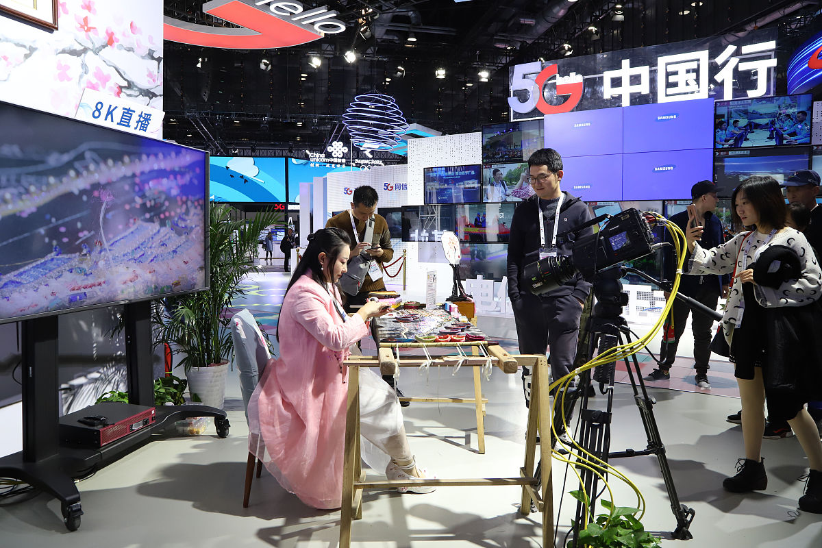 2019年11月3日,北京,5g8k技术现场高清直播一位工作人员在2019中国国